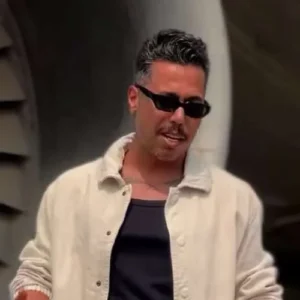 دانلود آهنگ قدمای شونه به شونه زیر باروناتو میخرم نرو
